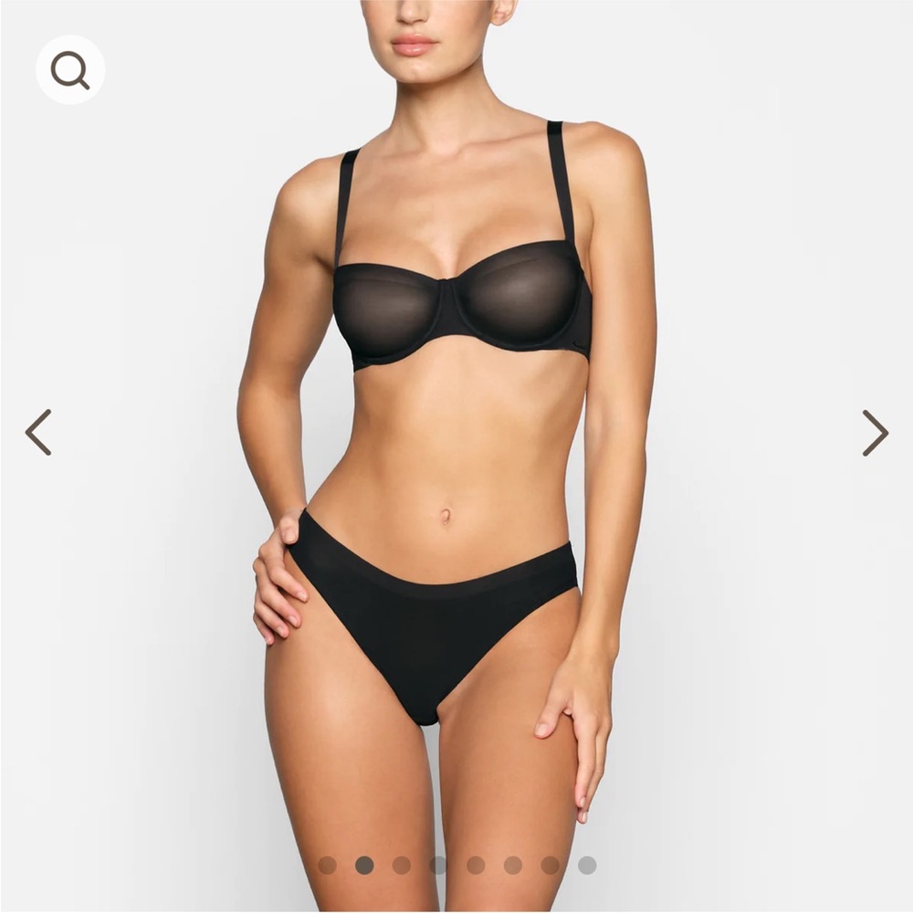 NWT SKIMS NO SHOW MOLDED UNLINED
BALCONETTE BRA